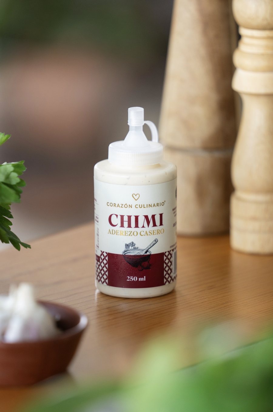 Chimi, aderezo casero, sobre una mesa de madera